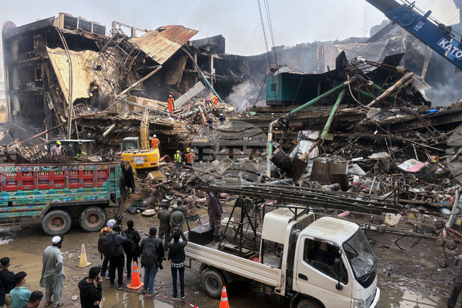 Най-малко 11 са вече жертвите на избухналия снощи пожар в търговски център в Карачи в Пакистан