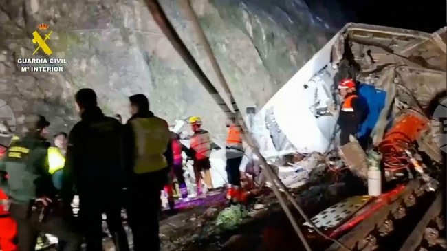 Пътници разказват за ужаса след железопътната катастрофа в Испания