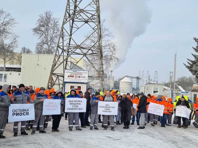 Работници от „Кроношпан“ във Велико Търново протестираха срещу принудителната мярка, наложена от РИОСВ за спиране на производствения процес