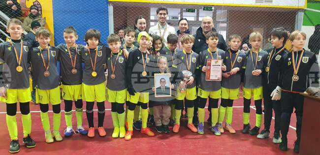 Млади футболисти излязоха на терена в памет на детския треньор Олег Стоянов