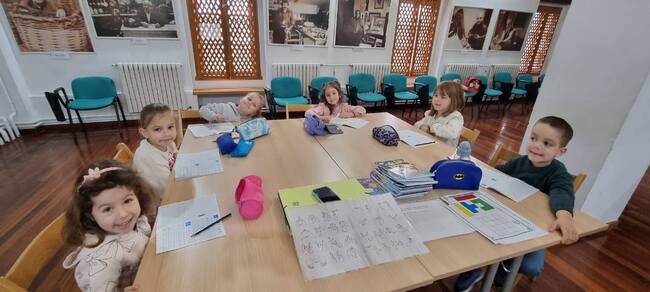 Ръкописно изписване на буквите от българската азбука упражняваха ученици от училище „Родна реч“ в Тудела, Испания