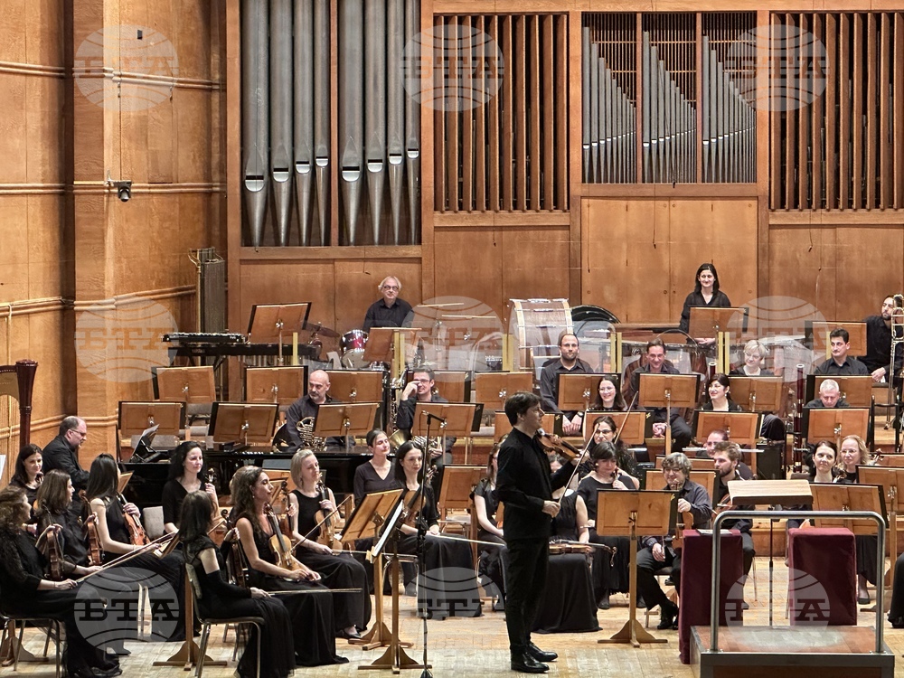 Joshua Bell Performs with Sofia Philharmonic in Sofia's Bulgaria Hall