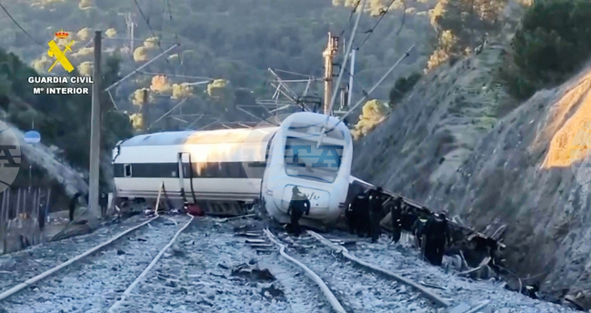 Ройтерс: Най-малко 39 души загинаха при железопътна катастрофа в Испания