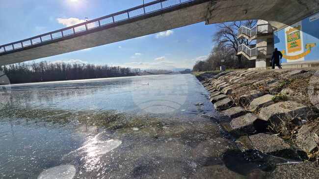 Гребният канал в Пловдив замръзна, от Общината предупреждават, че е рисково да се слиза върху леда 