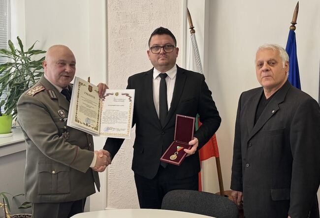 Областният управител на Стара Загора Неделчо Маринов беше отличен от Министерството на отбраната за дейността си за съхраняването на военноисторическото наследство