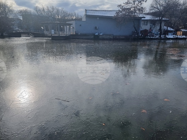 Езерото „Монтанезиум“ в Монтана е замръзнало