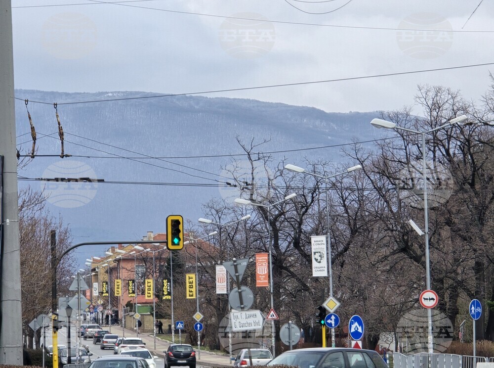 Започнаха 72-часови проби на нов пешеходен светофар на булевард „Георги Данчев“ в Сливен