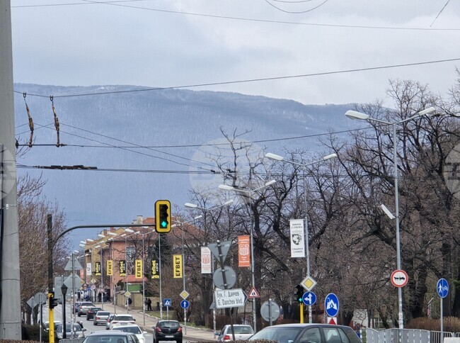 Започнаха 72-часови проби на нов пешеходен светофар на булевард „Георги Данчев“ в Сливен