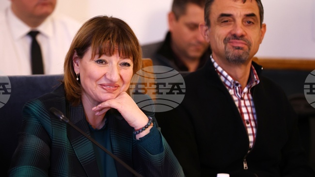 Заседанието на правната комисия започна със спорове в залата и с искане за прекратяването му