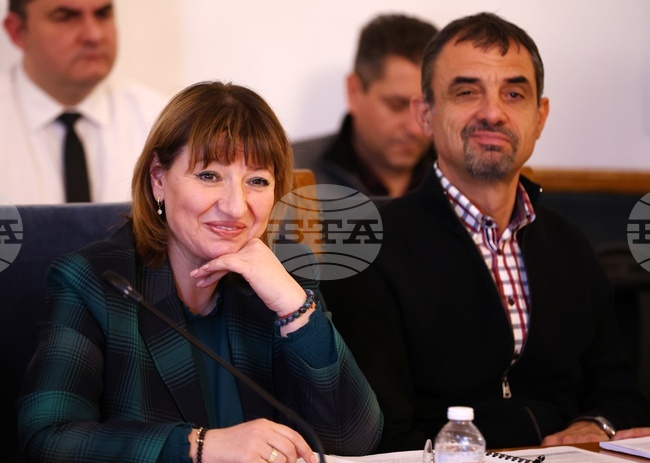 Заседанието на правната комисия започна със спорове в залата и с искане за прекратяването му