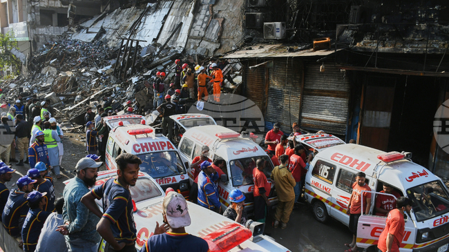 Броят на загиналите при пожара в търговски център в Пакистан достигна 50