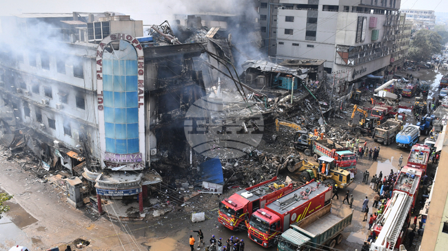 Броят на жертвите на пожара в търговски център в най-големия пакистански град Карачи достигна 55
