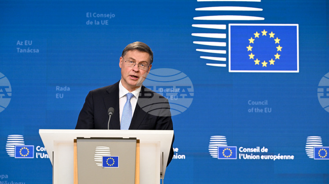 Министрите от еврозоната обсъждат днес започналото въвеждане на еврото в България