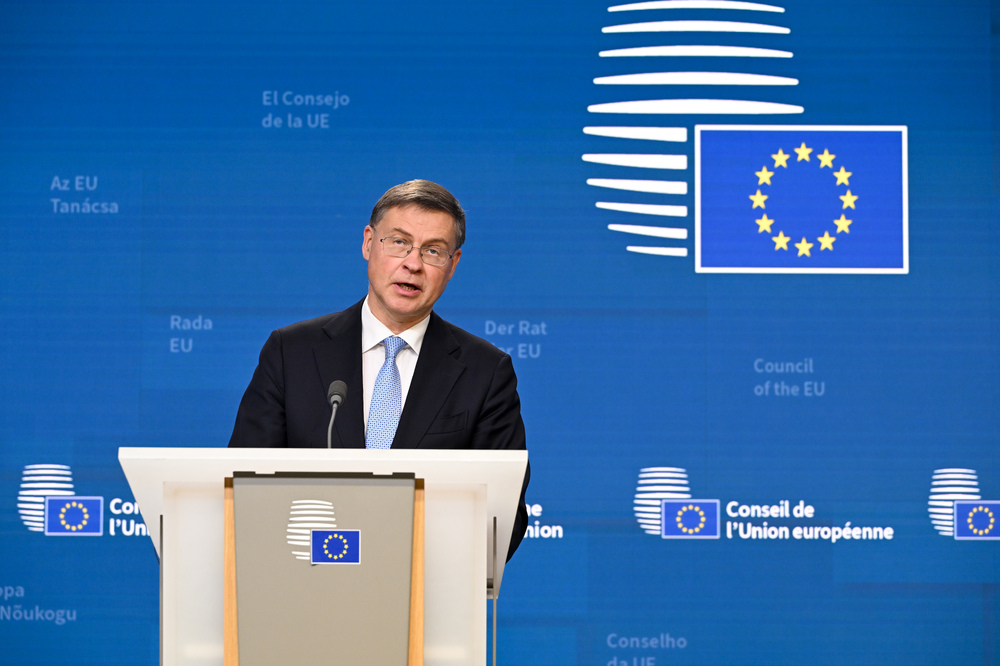 Министрите от еврозоната обсъждат днес започналото въвеждане на еврото в България