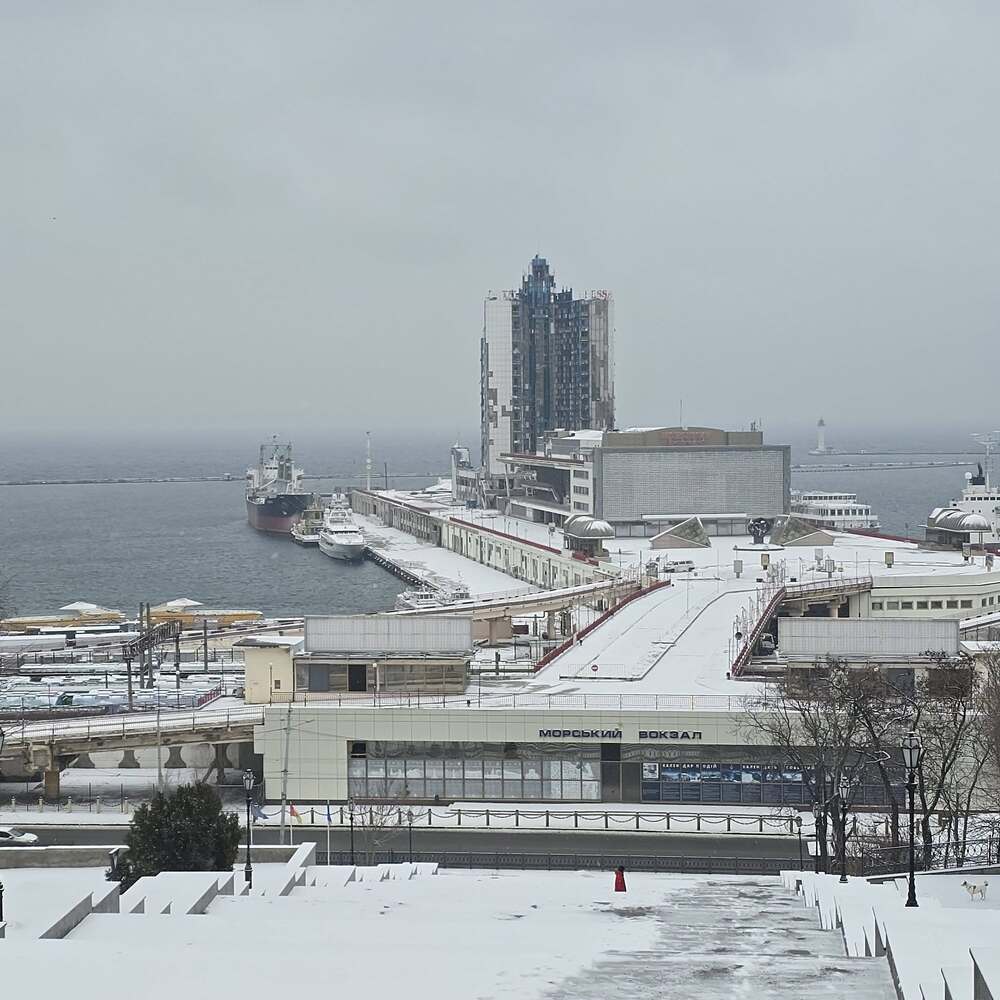 Взривове отекват в Одеса, градът е атакуван с дронове от акваторията на Черно море