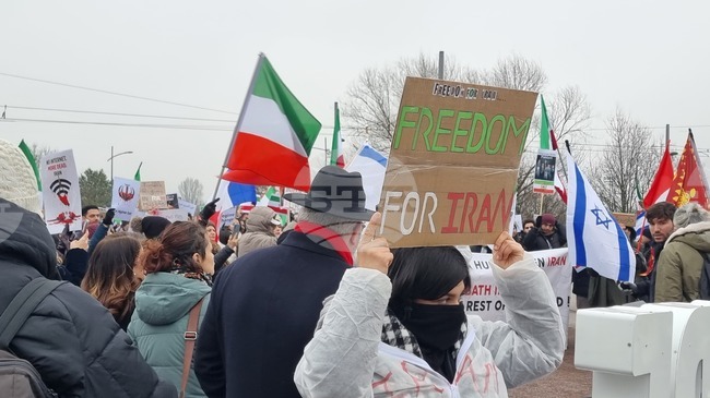 Граждани протестират пред Европейския парламент в Страсбург против режима в Иран