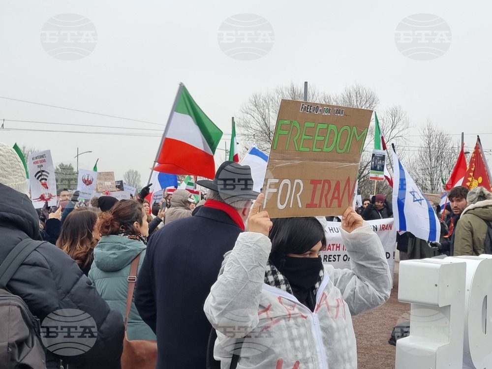 Граждани протестират пред Европейския парламент в Страсбург против режима в Иран