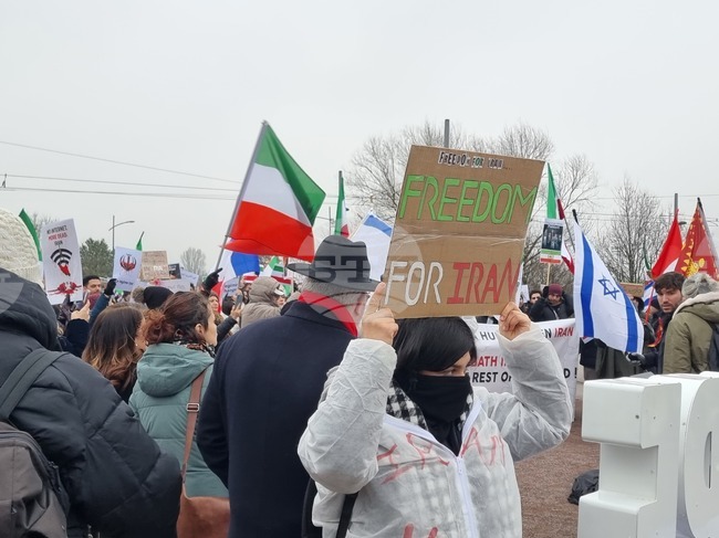 Граждани протестират пред Европейския парламент в Страсбург против режима в Иран