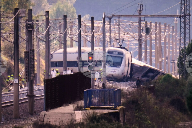 Испанският премиер обяви тридневен траур и обеща "пълна прозрачност" при разследването на железопътния инцидент