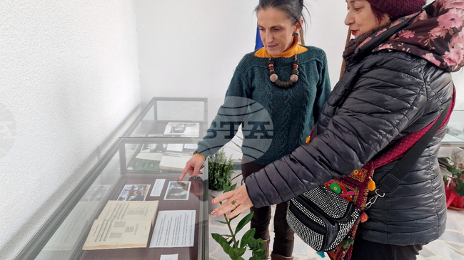 Регионалната библиотека в Разград представя изложба, посветена на 170-годишнината от рождението на Райна Княгиня