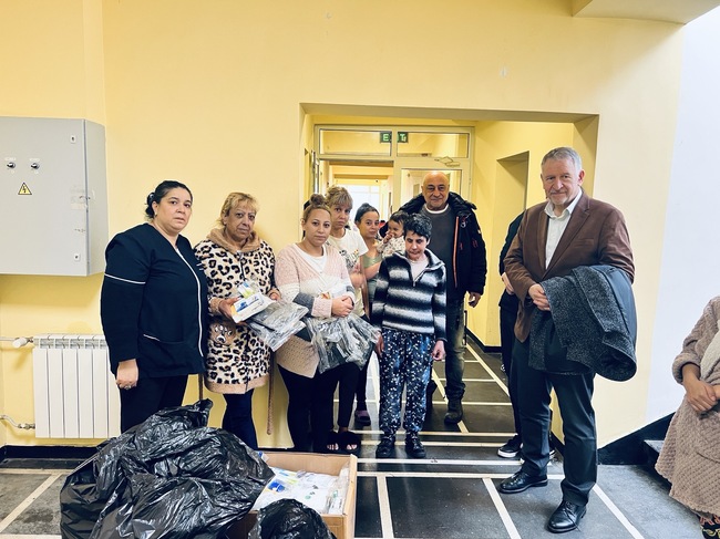 Център за защита на правата в здравеопазването: Още едно дарение на пакети за първа помощ и топли дрехи на бездомни