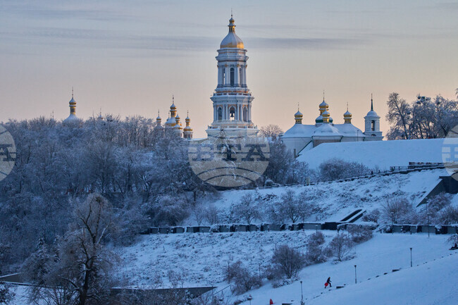 Русия нанесе въздушни удари по Киев, хиляди сгради са без отопление
