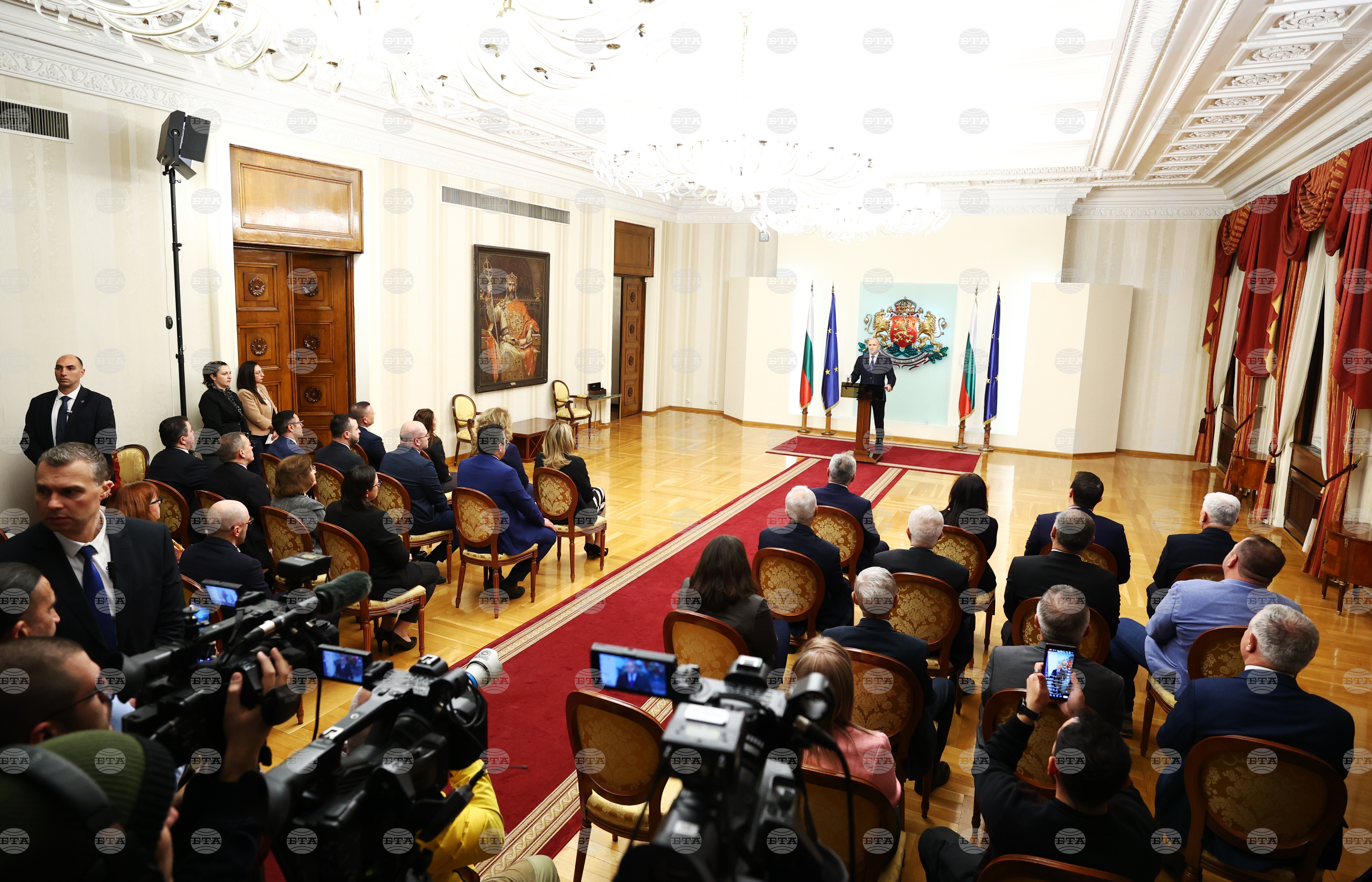 Президентът Румен Радев обяви, че ще депозира оставката си утре