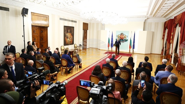 Президентът Румен Радев ще депозира оставка утре. 