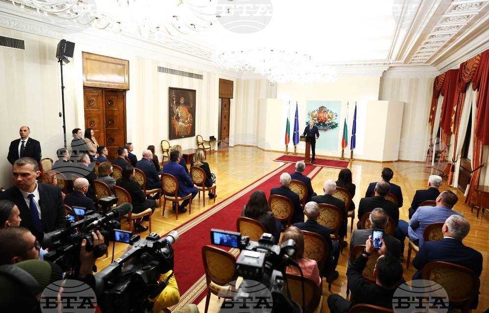 Президентът Румен Радев обяви, че ще депозира оставката си утре