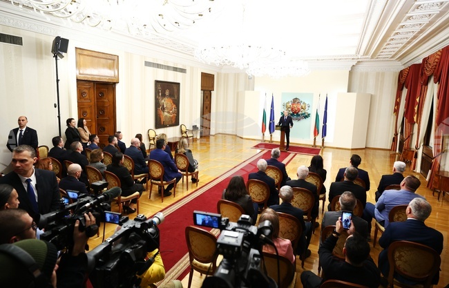 Президентът Румен Радев обяви, че ще депозира оставката си утре