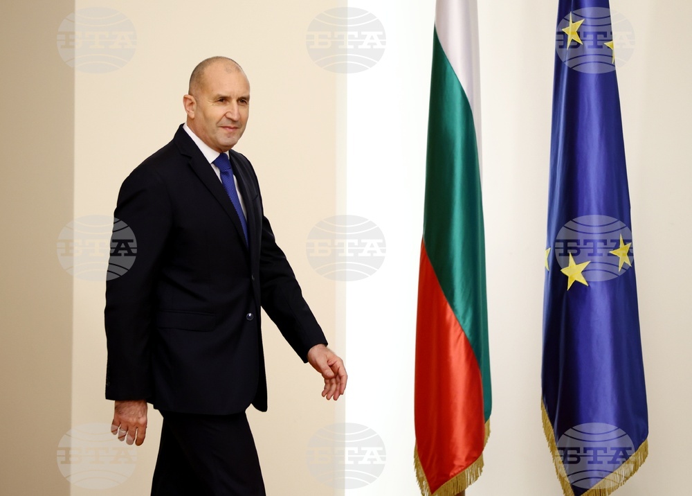 Като очаквана определиха български евродепутати оставката на президента Румен Радев