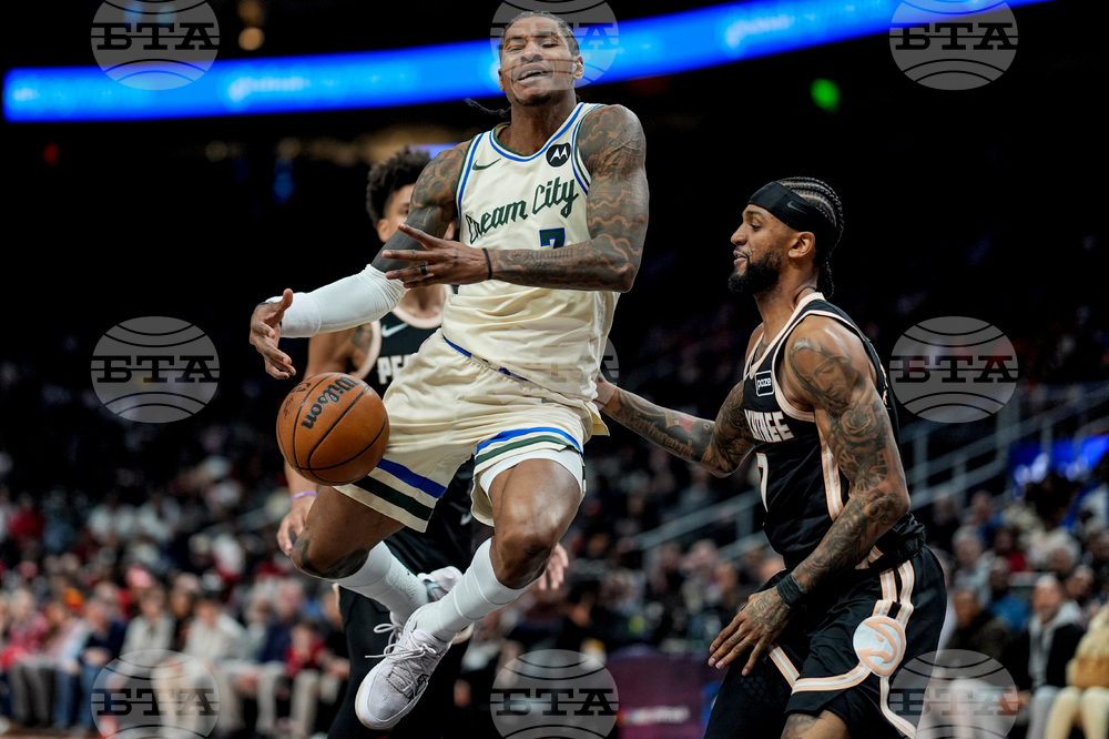 APTOPIX Bucks Hawks Basketball