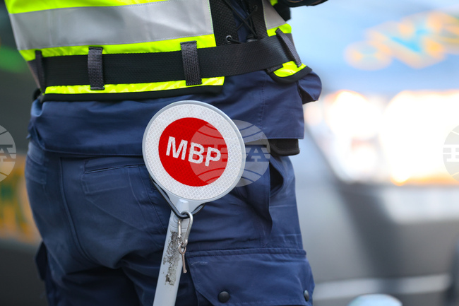 При преследване мъж блъсна полицейски автомобил в района на Суворово