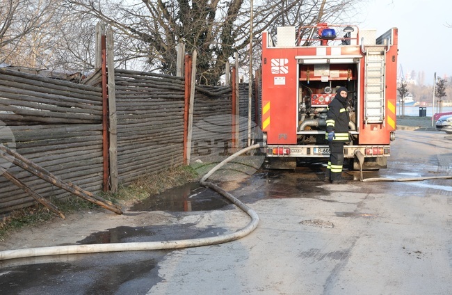 Общо 83 пожара са ликвидирани през денонощието, един човек е пострадал