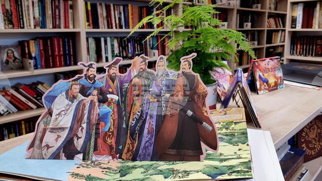 Варненското читалище „Васил Левски 1945“ създаде книжен кът, посветен на китайската култура, в обновената си библиотека 