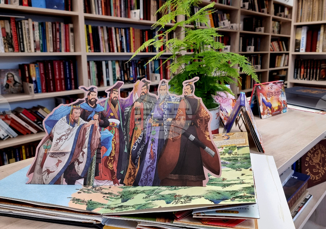 Варненското читалище „Васил Левски 1945“ създаде книжен кът, посветен на китайската култура, в обновената си библиотека 