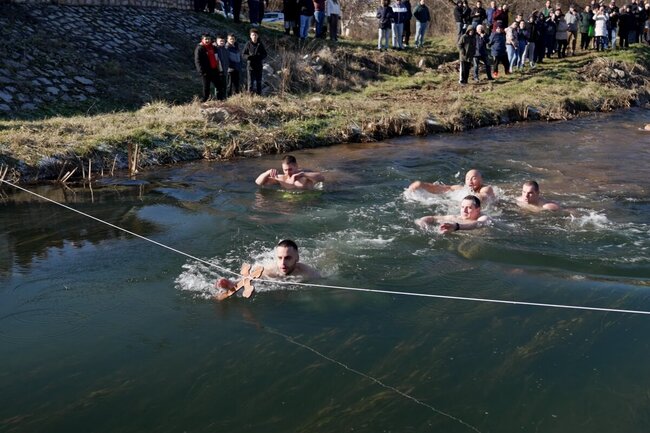 Лекарят по дентална медицина Марио Леков извади Светия кръст от река Нишава в Цариброд