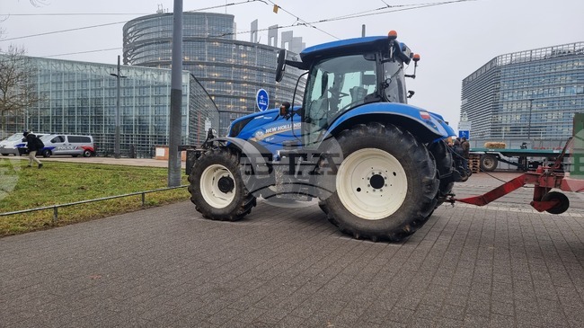 Фермери се събират от сутринта пред сградата на Европейския парламент на протест срещу споразумението на ЕС с Меркосур