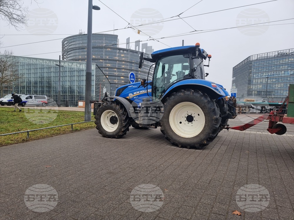 Фермери се събират от сутринта пред сградата на Европейския парламент на протест срещу споразумението на ЕС с Меркосур