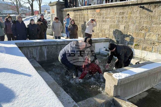 Традиционния обичай къпанки пресъздадоха в свищовското село Царевец