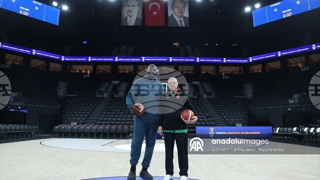 Ердоган игра баскетбол с бившата звезда от НБА Шакил О'Нийл в Истанбул 