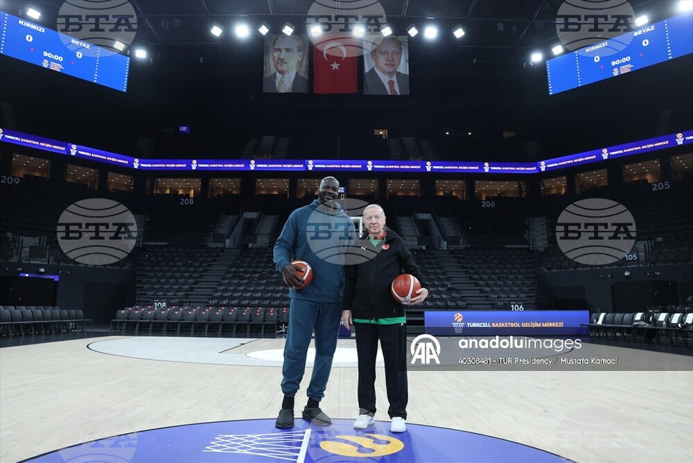 Ердоган игра баскетбол с бившата звезда от НБА Шакил О'Нийл в Истанбул 