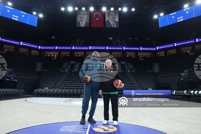 Ердоган игра баскетбол с бившата звезда от НБА Шакил О'Нийл в Истанбул 