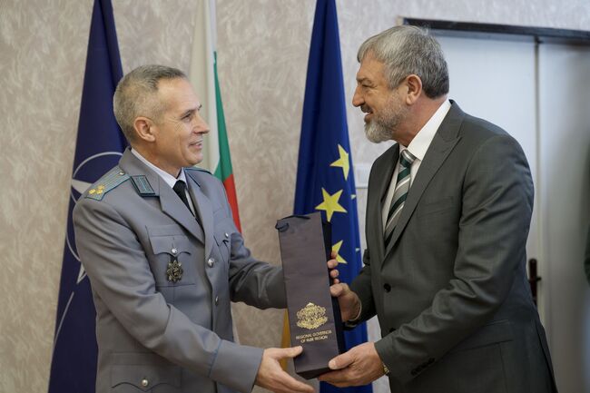 Началникът на Военното окръжие в Русе полковник Васил Петров бе удостоен с плакет от областния управител Драгомир Драганов 