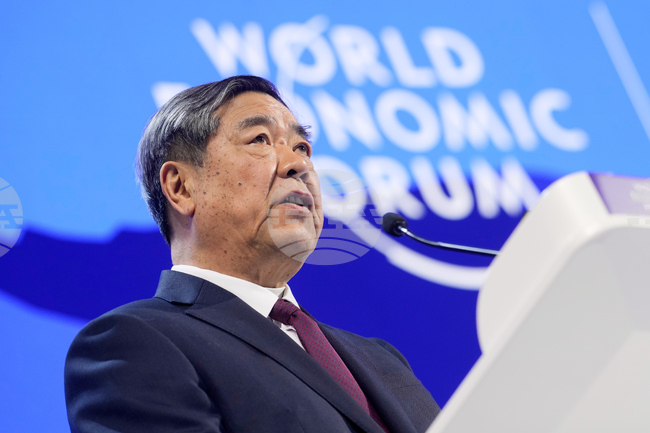 Китай се обяви в Давос срещу връщането на "закона на джунглата" в международните отношения 