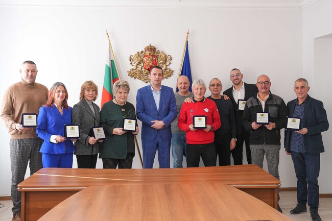 Министър Пешев награди медалистите от международни мастърс форуми 