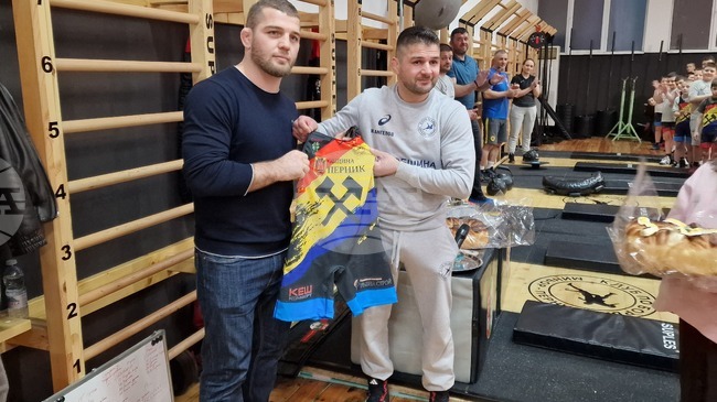 Магомед Рамазанов гостува на пернишкия клуб по борба Миньор и официално постави портрета си на Стената на славата в зала „Дружба“