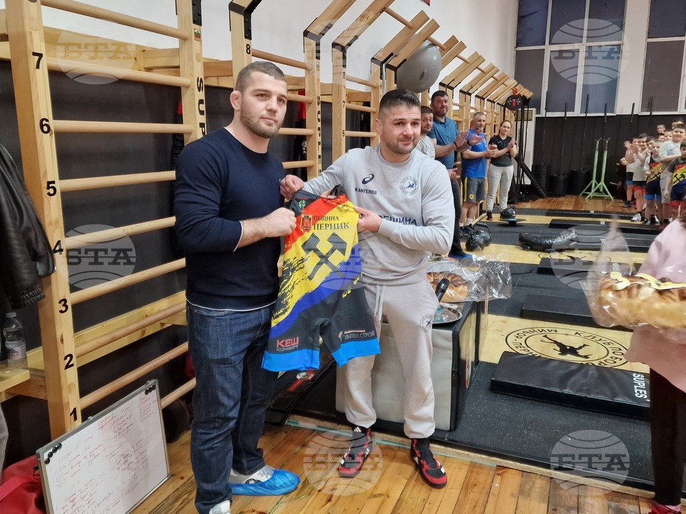 Магомед Рамазанов гостува на пернишкия клуб по борба Миньор и официално постави портрета си на Стената на славата в зала „Дружба“