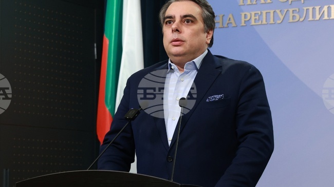 Излизането на Радев на политическия терен дава избор на хората в каква България искат да живеят - в силна Европа или по "орбановски модел", коментира Асен Василев 