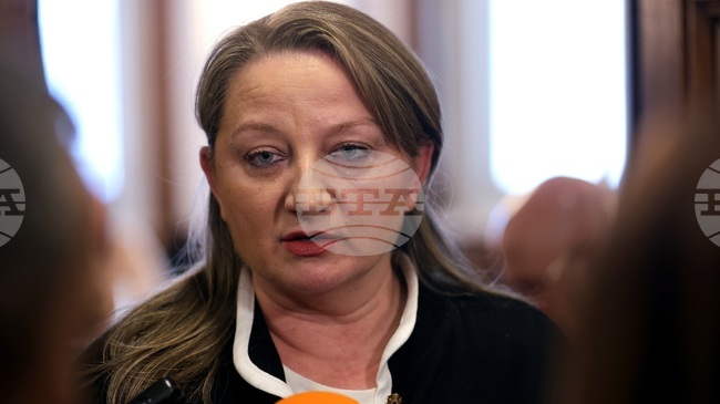 ГЕРБ няма да се бори с г-н Радев и с неговия политически субект, а ще остави на г-н Радев да се бори с реалността, коментира Деница Сачева 